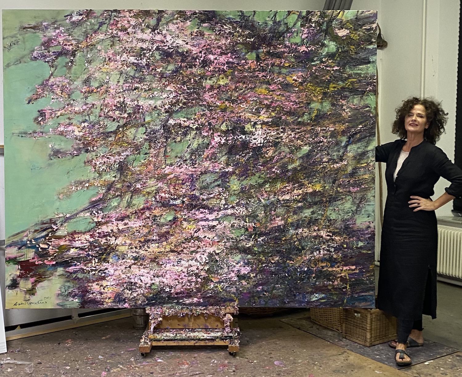 Anita Vermeeren met haar schilderij Lentebloesem uit 2021